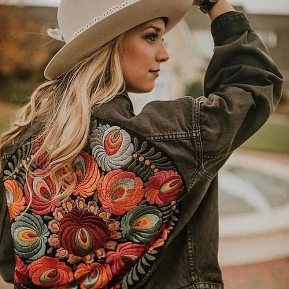 Womens Black Denim Oversized Embroidered Jean Jacket sz small bust 38" - Picture 6 of 6